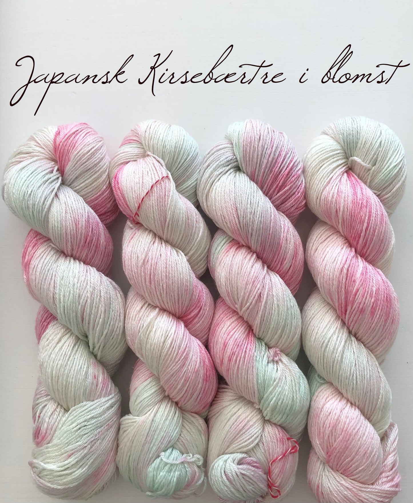 Eksklusivt Posh garn. Japansk Kirsebærtre i blomst. 100 g: ca 400 m. Ubehandlet 50 % merino ull + 50 % silke.