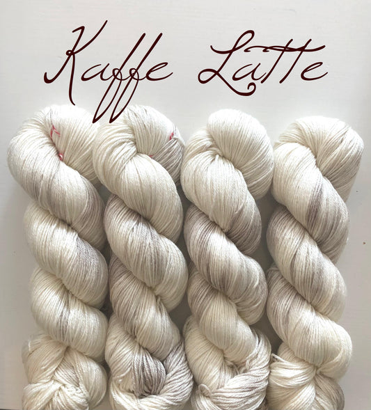 Eksklusivt Posh garn. Kaffe Latte. 100 g: ca 400 m. Ubehandlet 50 % merino ull + 50 % silke.