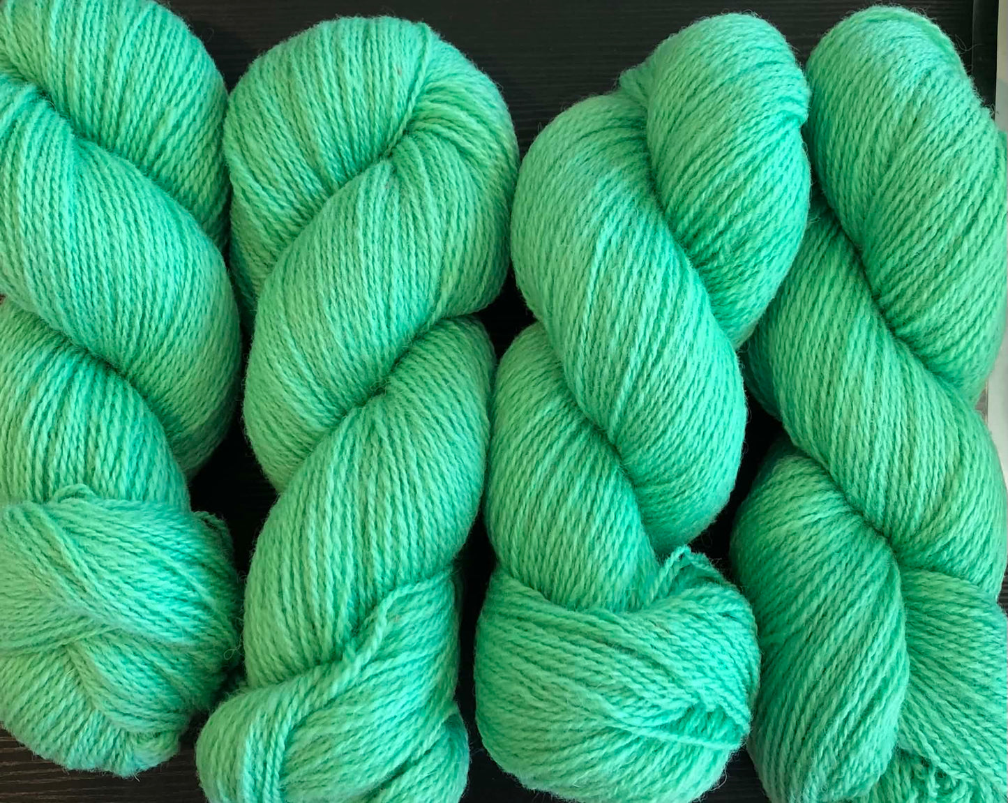 Kelly Green.  2-tråds 100 % ullgarn - ubehandlet. FAST LAVPRIS. Vi har fylt opp på lageret !!!