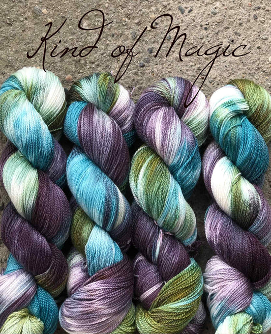 Kvitlammets Luksus merino. Kind of Magic. 100 g : ca 600 m.