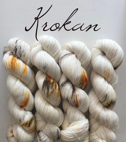 Kvitlammets Luksus merino. Krokan. 100 g : ca 600 m. Pinnestr: 3 - 4 mm.