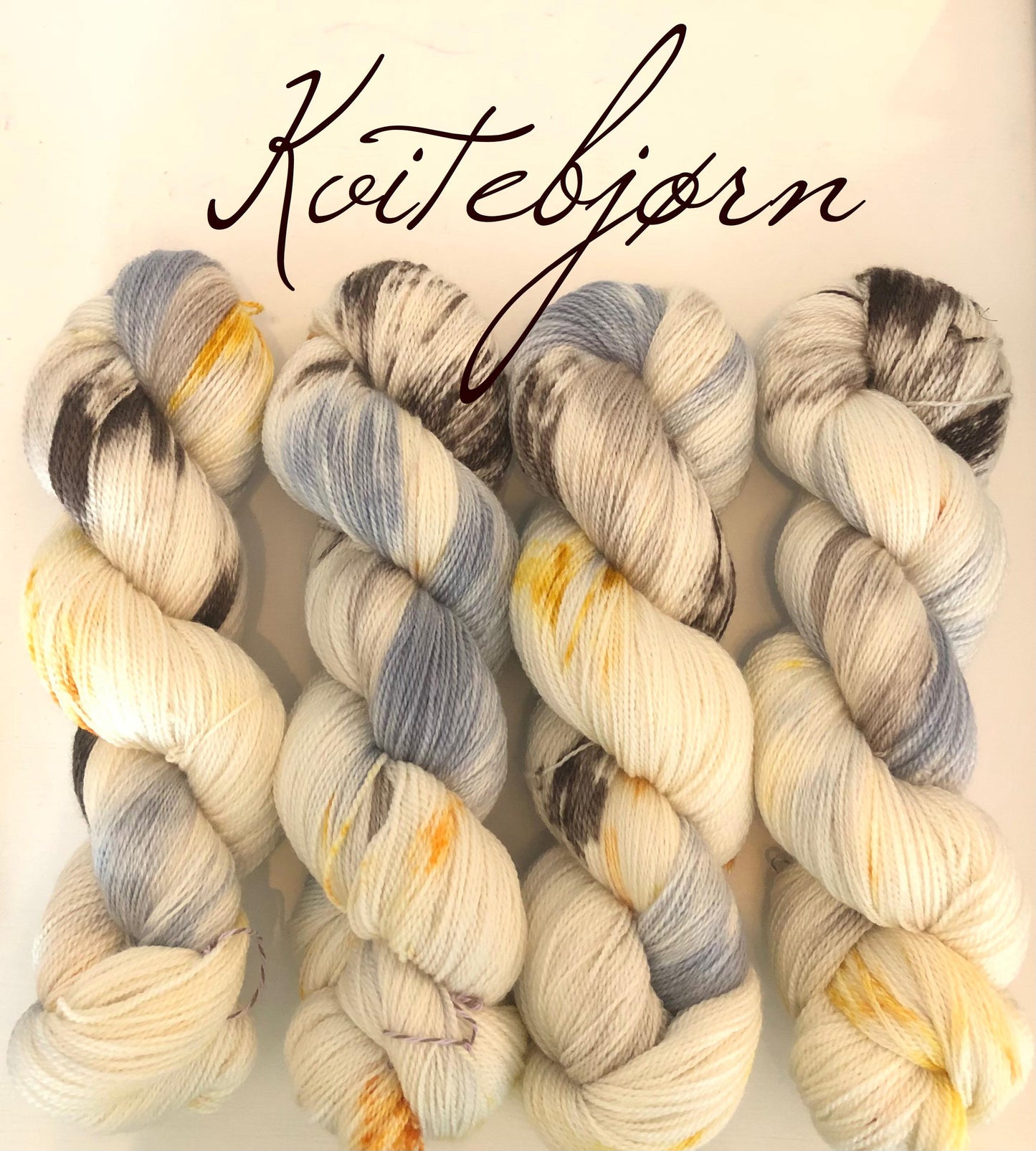 Kvitlammets Luksus merino. Kvitebjørn. 100 g : ca 600 m. Pinnestr: 3 - 4 mm.