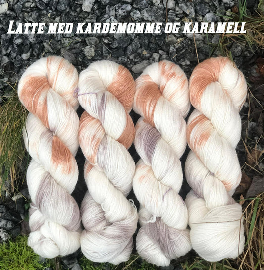 Kvitlammets Luksus merino. Latte med kardemomme og karamell.