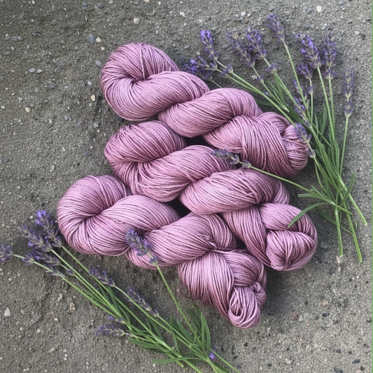 Kvitlammets Hjerte fra Hillesvåg. Farge: Lavendel - Melert.  Håndfarget. TILBUD - INGEN BYTTERETT.
