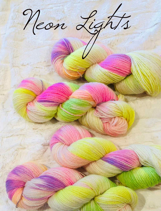 Håndfarget Finull fra Rauma. Neon Lights. 100 g: ca 350 m.