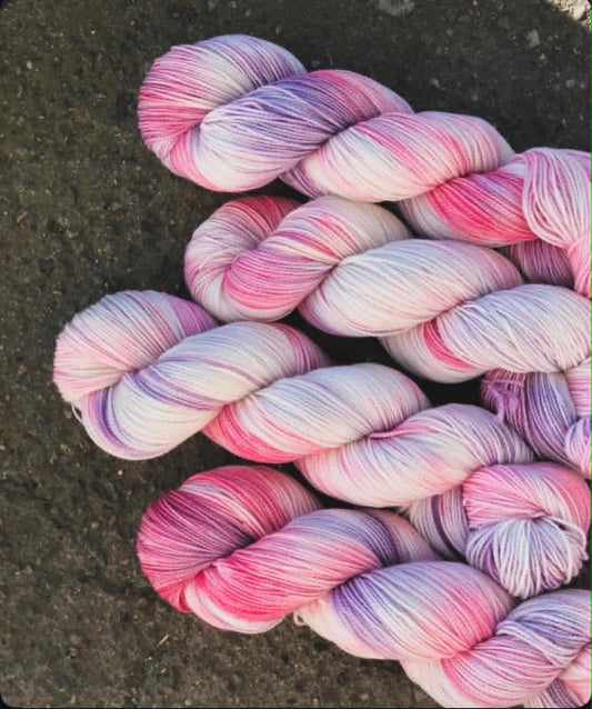 Ravngarn - Glitter Merino. Farge: Lilly. TILBUD - FAST LAVPRIS - INGEN BYTTERETT.