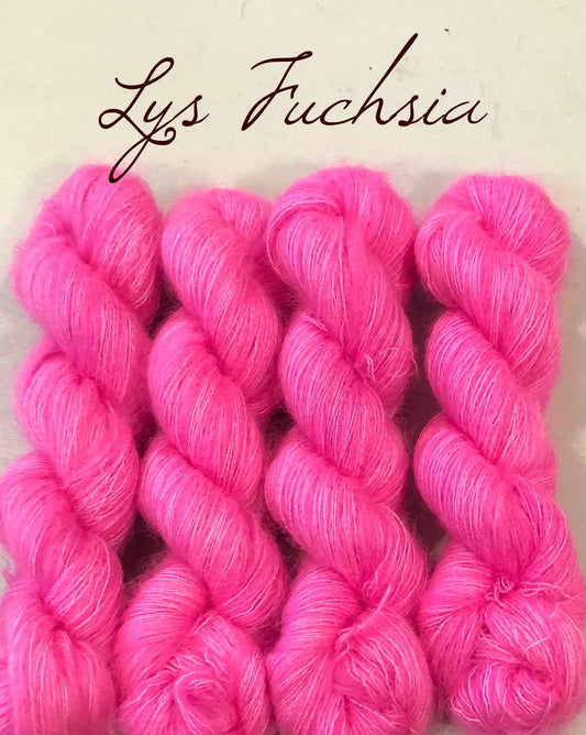 Lys Fuchsia. Brushed Kid Silk, ubehandlet. 50 g: Ca 420 m.