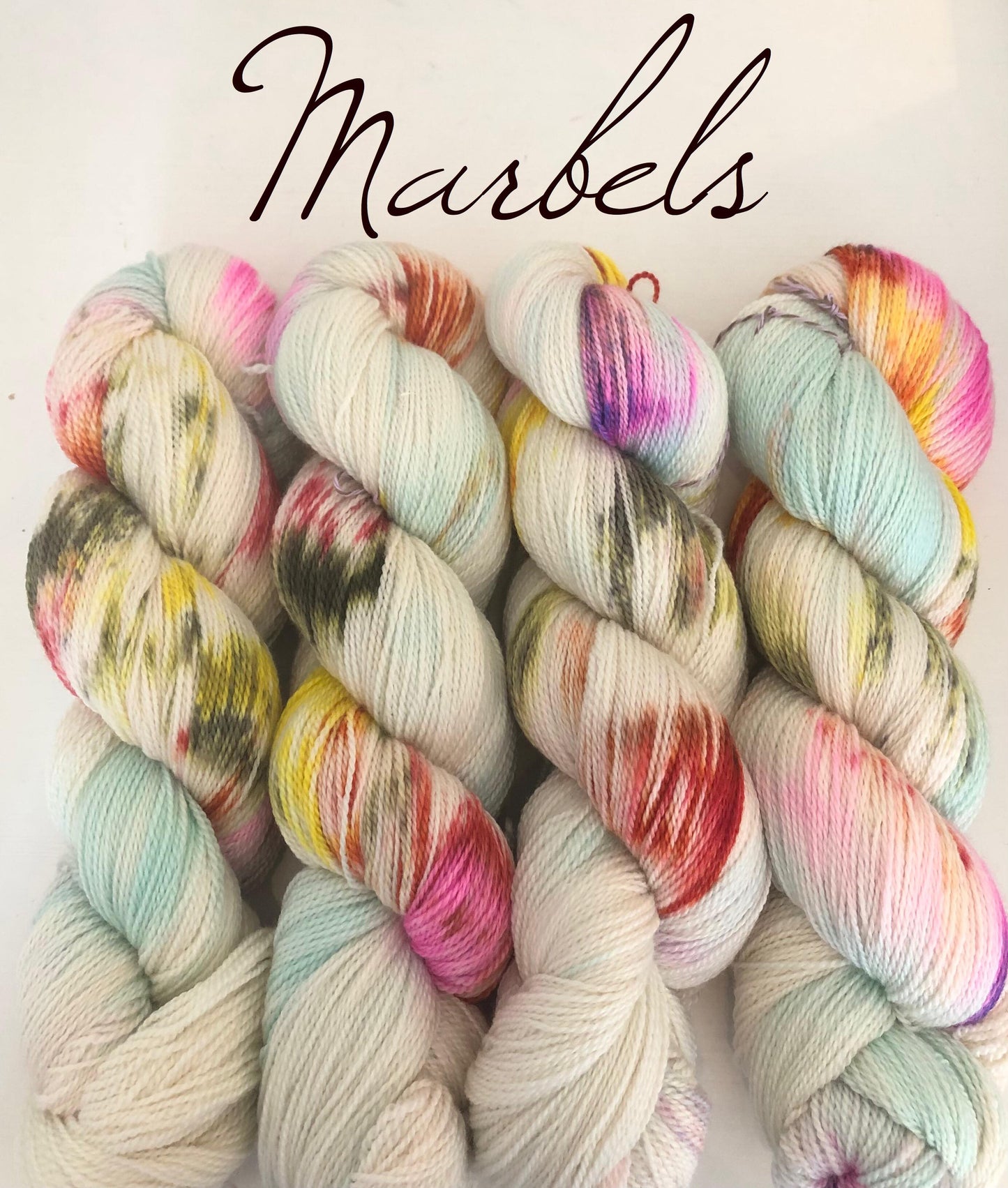 Kvitlammets Luksus merino. Marbels. 100 g : ca 600 m. Pinnestr: 3 - 4 mm.