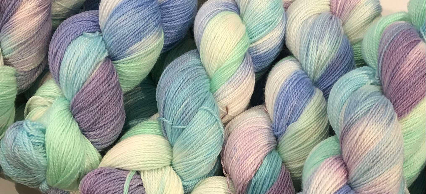 Kvitlammets Luksus merino. Mermaid. 100 g : ca 600 m.