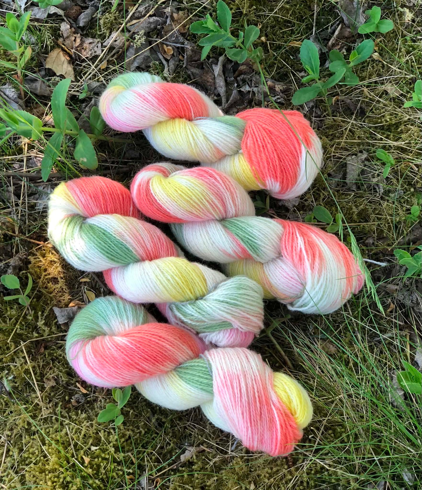 Ravngarn – Midtsommer | 2-tråds håndfarget ullgarn, ubehandlet | Outlet – INGEN BYTTERETT