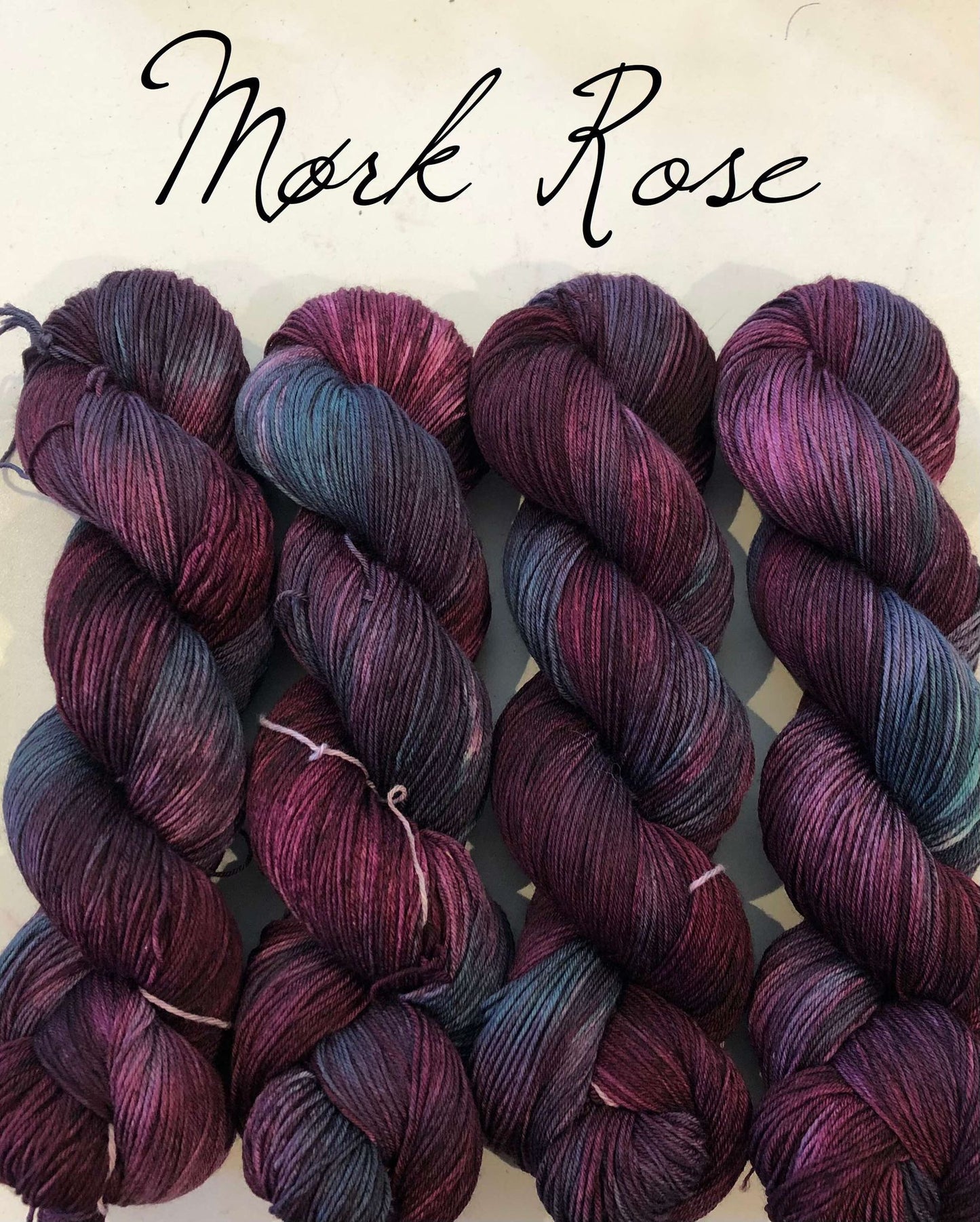 Mørk Rose. 100 g: ca 420 m. Pinnestr: 2,5 - 4 mm. Du får med oppskriften til ankelsokkene, Klatrerose, på kjøpet.