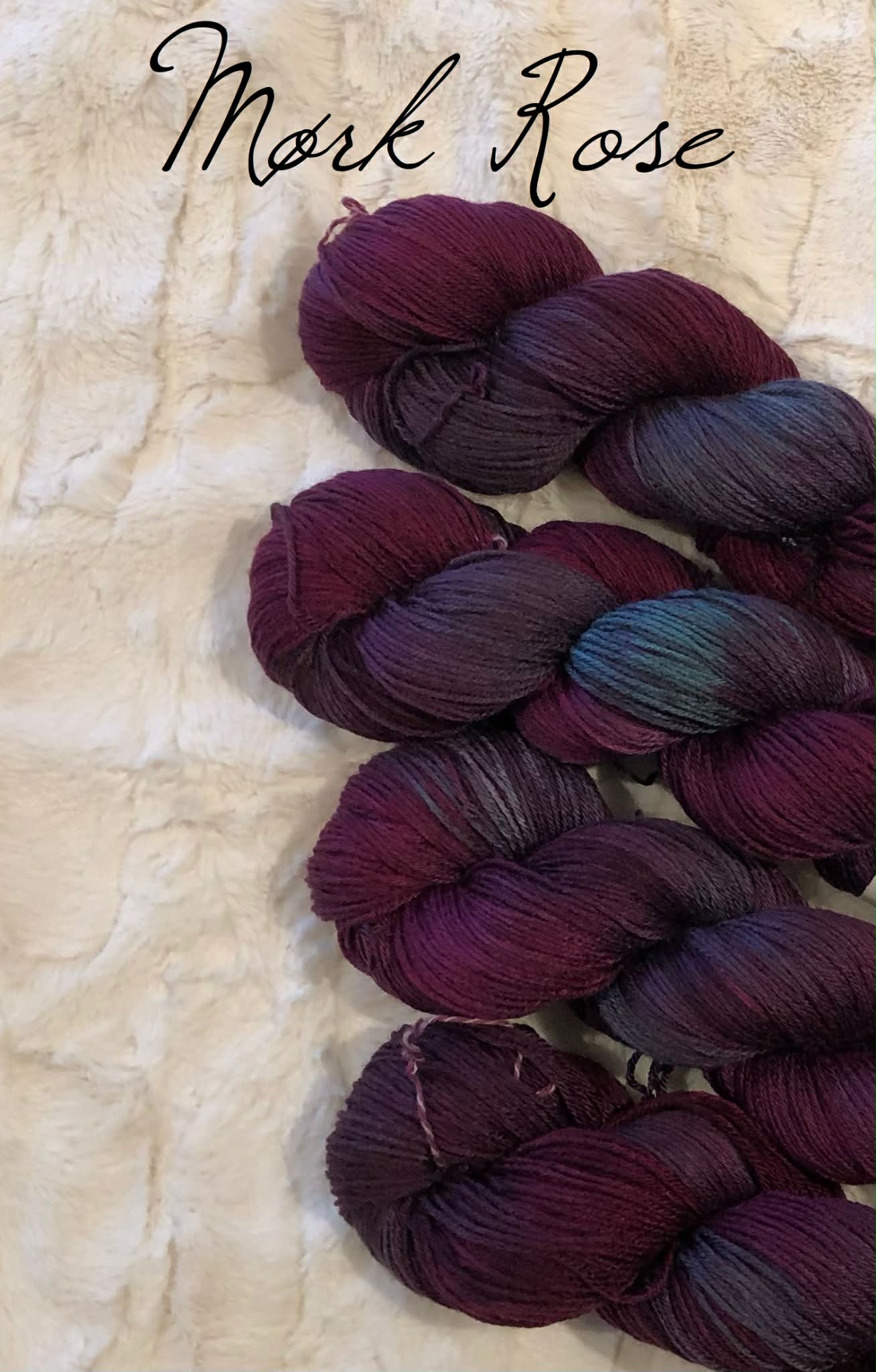 Eksklusivt Posh garn. Mørk Rose. 100 g: ca 400 m. Ubehandlet 50 % merino ull + 50 % silke.