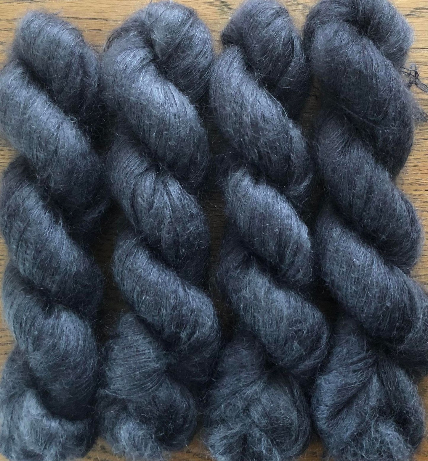 Mørk Aske. Melert. Brushed Kid Silk, ubehandlet. Ca 420 m.