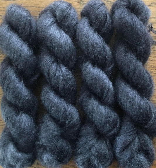 Mørk Aske. Melert. Brushed Kid Silk, ubehandlet. Ca 420 m.