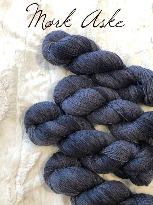 Kvitlammets Luksus merino. Mørk Aske, melert. 100 g : ca 600 m.