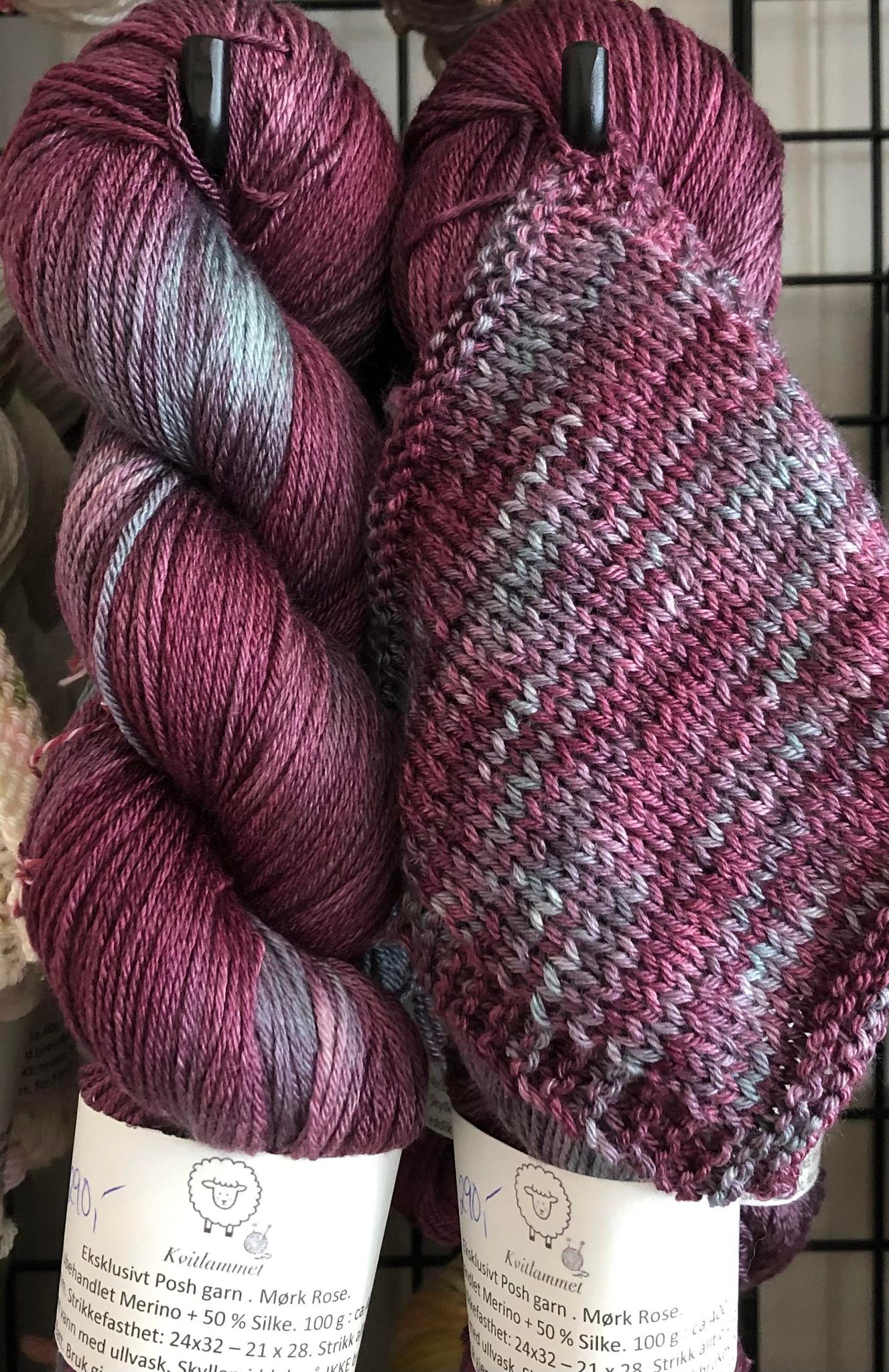 Eksklusivt Posh garn. Mørk Rose. 100 g: ca 400 m. Ubehandlet 50 % merino ull + 50 % silke.