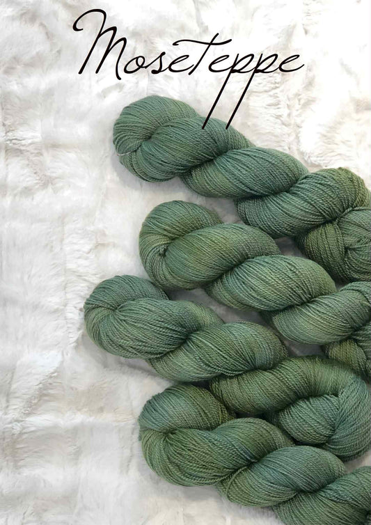 Kvitlammets Luksus merino. Moseteppe. Melert. 100 g : ca 600 m.