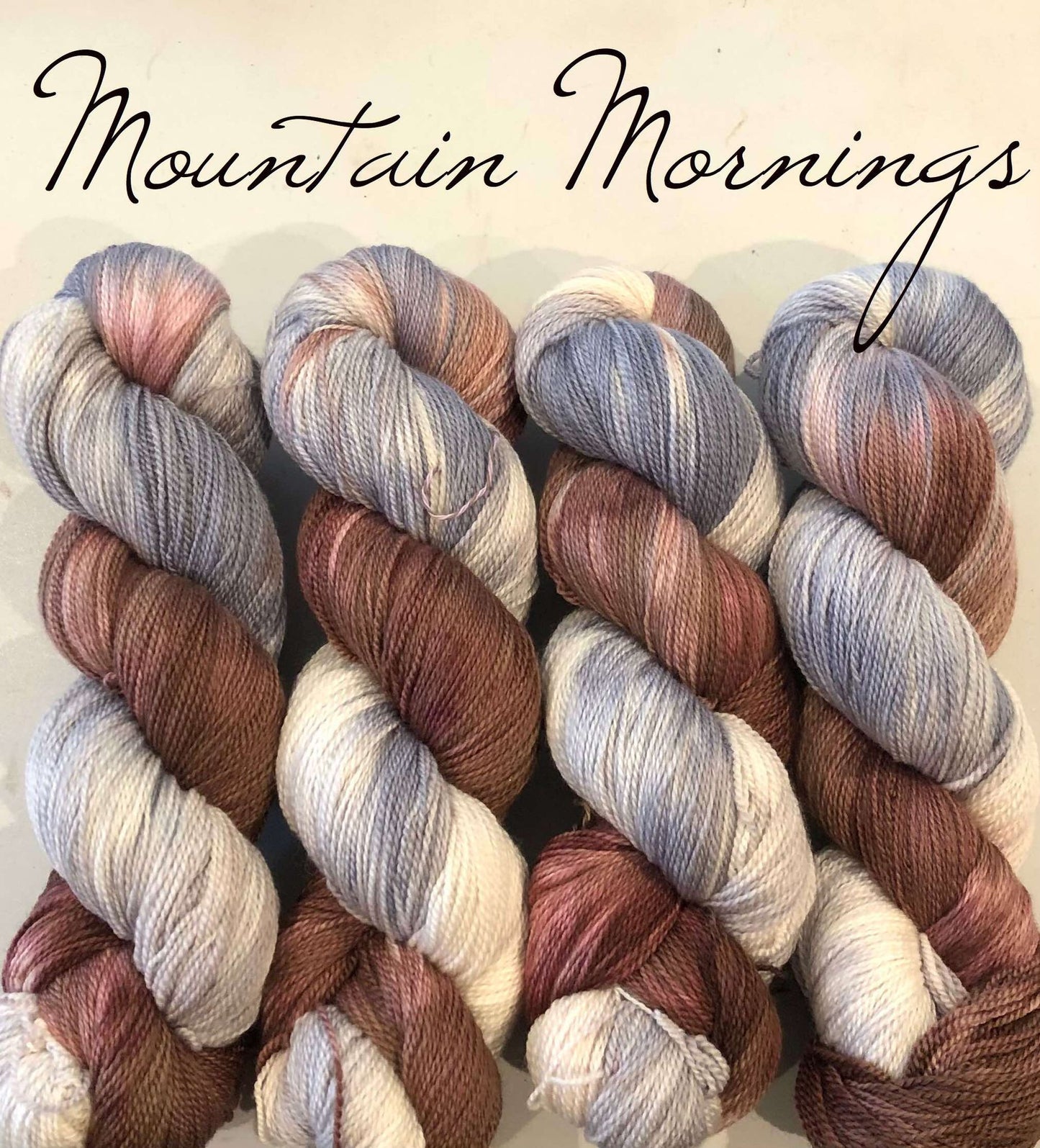 Kvitlammets Luksus merino. Mountain Mornings. 100 g : ca 600 m.