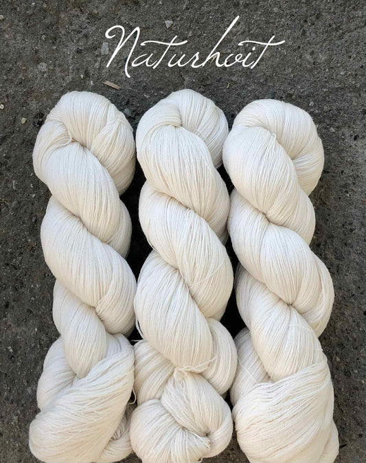 Luksus merino 1200 m. Naturhvit. Melert.  100 g : ca 1200 m. Følgetråd.