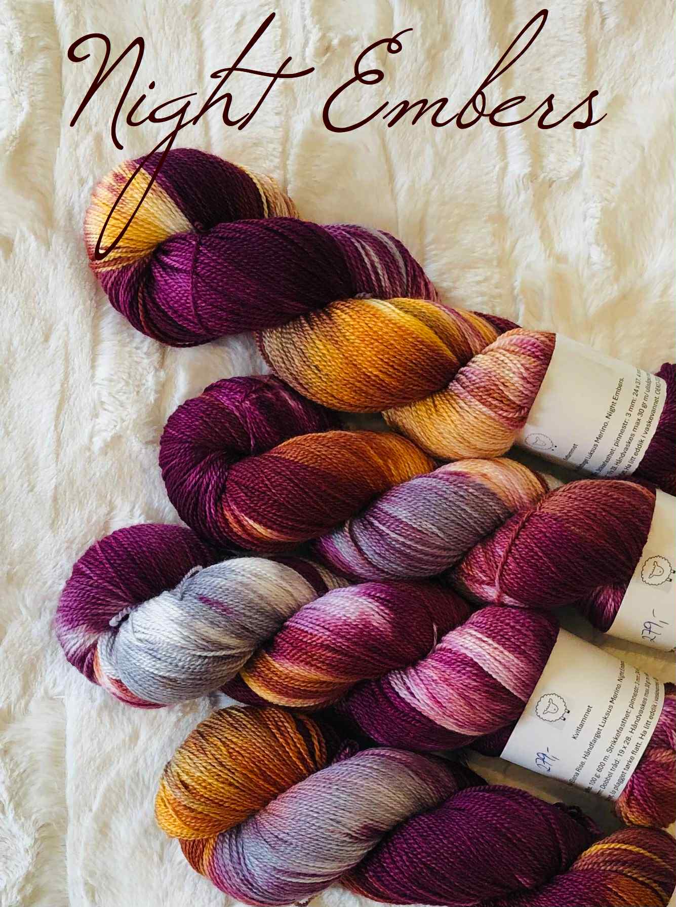 Kvitlammets Luksus merino. Night Embers. 100 g : ca 600 m.