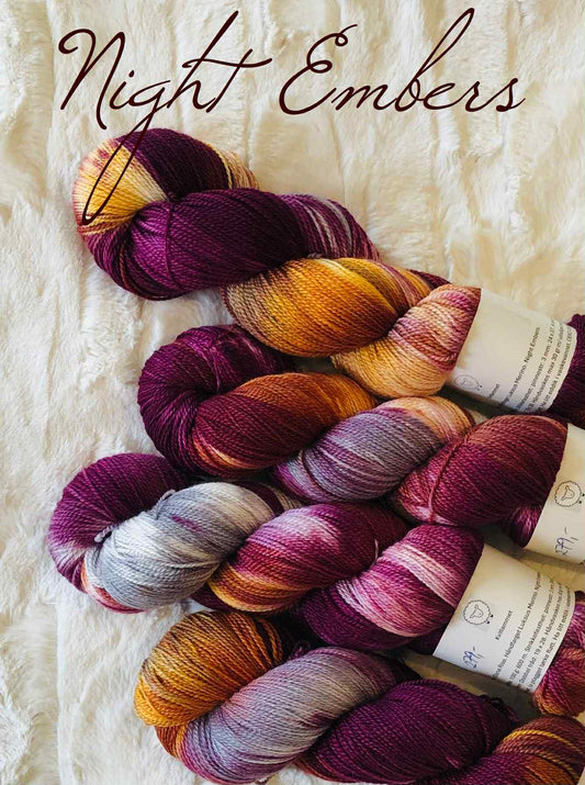 Kvitlammets Luksus merino. Night Embers. 100 g : ca 600 m.