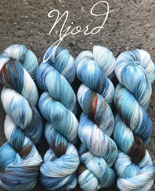 Kvitlammets Luksus merino. Njord. 100 g : ca 600 m.