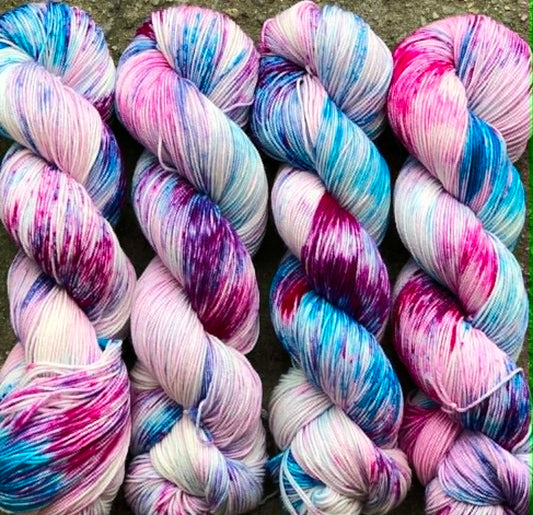 Ravngarn - Sokkegarn / forsterket Merino. Farge: Konfetti. TILBUD - FAST LAVPRIS - INGEN BYTTERETT.