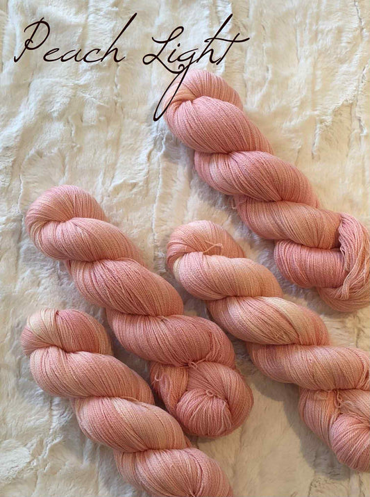 Luksus merino 1200 m. Peach Light. Melert.  100 g : ca 1200 m. Følgetråd.