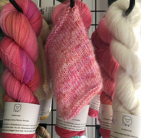 Kvitlammets Luksus merino. Pernilla. 100 g : ca 600 m.