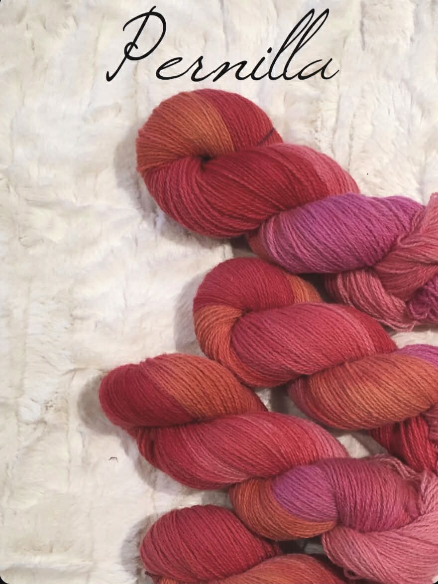 Kvitlammets Fjære sokkegarn fra Hillesvåg. Farge: Pernilla.