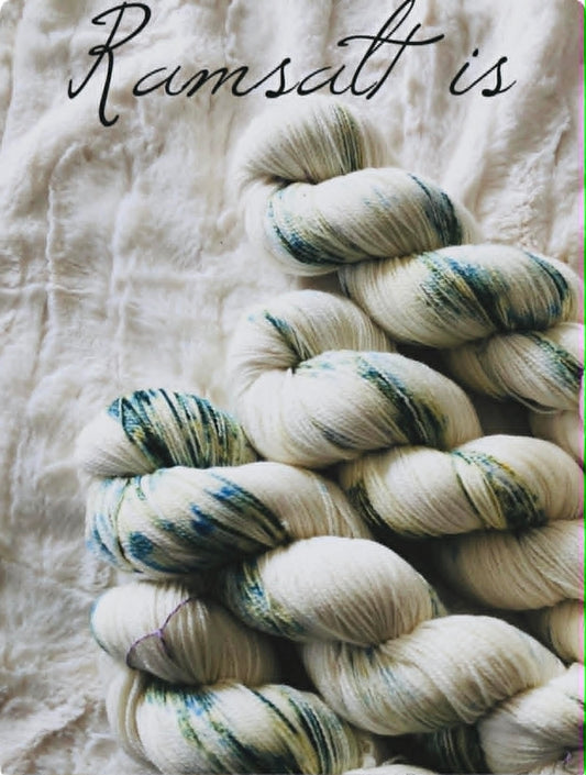 Kvitlammets Luksus merino. Ramsalt Is. 100 g : ca 600 m. Pinnestr: 3 - 4 mm.
