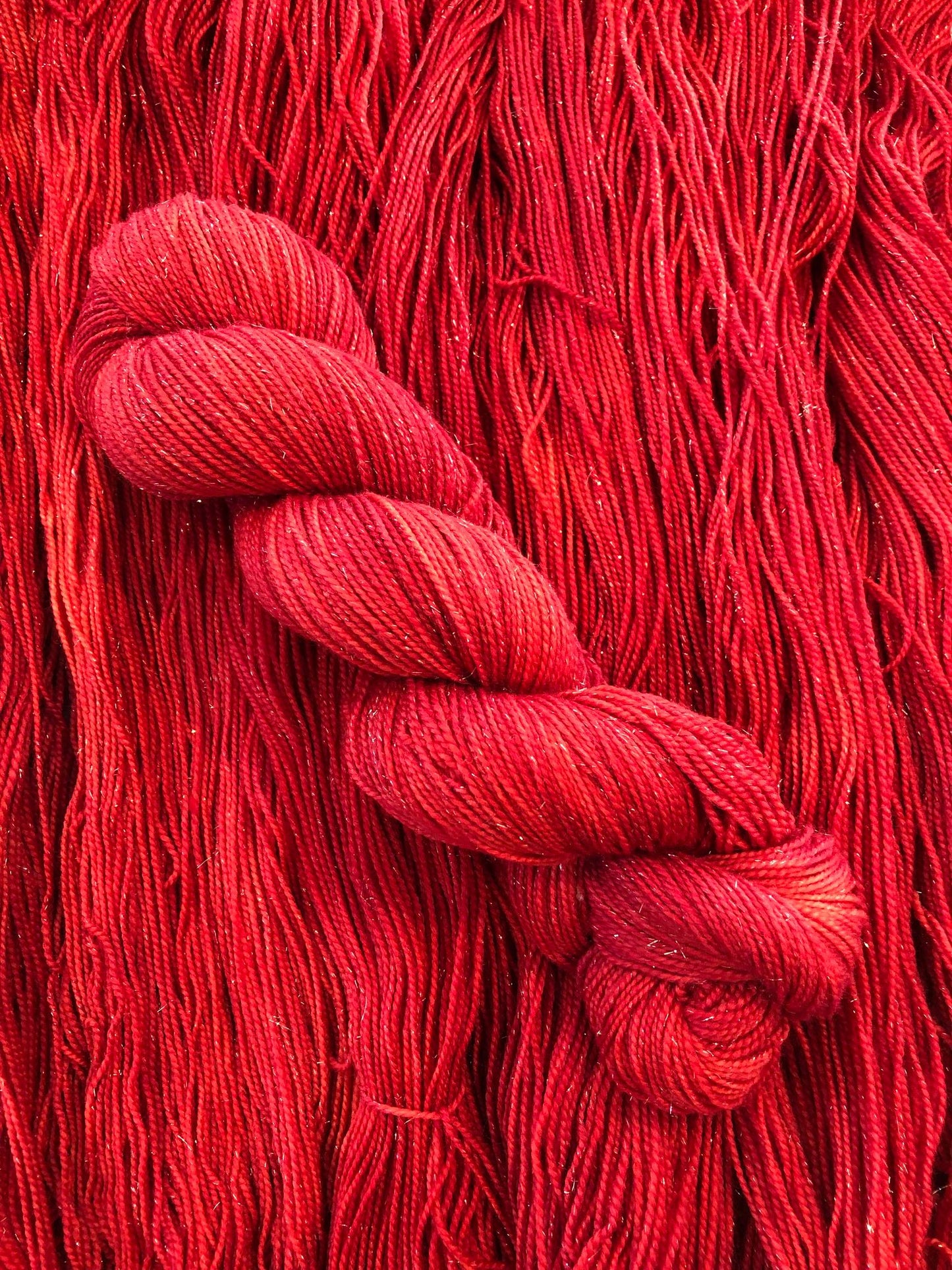 Red red Rose - Melert. Glitter Merino m/ sølvskimmer - sølvglitter.  100 g: ca 400 m. Pinnestr: 2,5 - 4 mm.