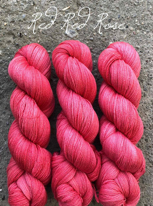 Luksus merino 1200 m. Red Red Rose. Melert.  100 g : ca 1200 m. Følgetråd.