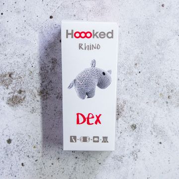 DIY Heklesett - Amigurumi. Rhino - Dex. I boksen finner du heklepinne, garn og oppskrift.