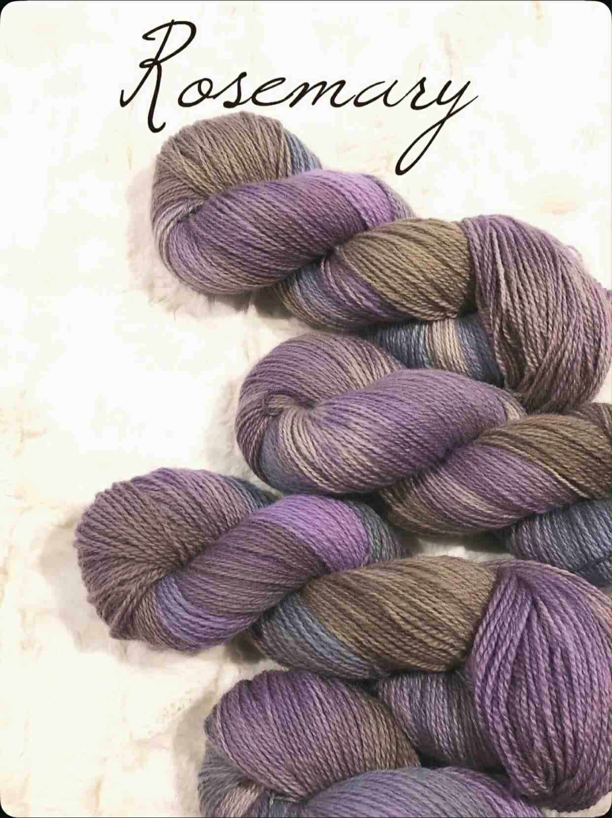 Håndfarget Finull fra Rauma. Farge: Rosemary.