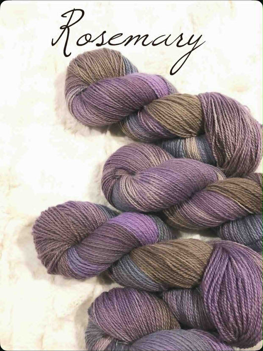 Håndfarget Finull fra Rauma. Farge: Rosemary.