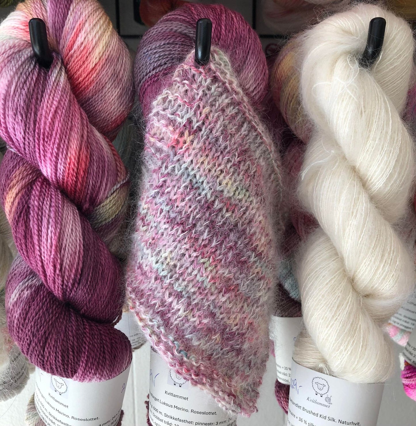 Kvitlammets Luksus merino. Roseslottet. 100 g : ca 600 m. Pinnestr: 3 - 4 mm.