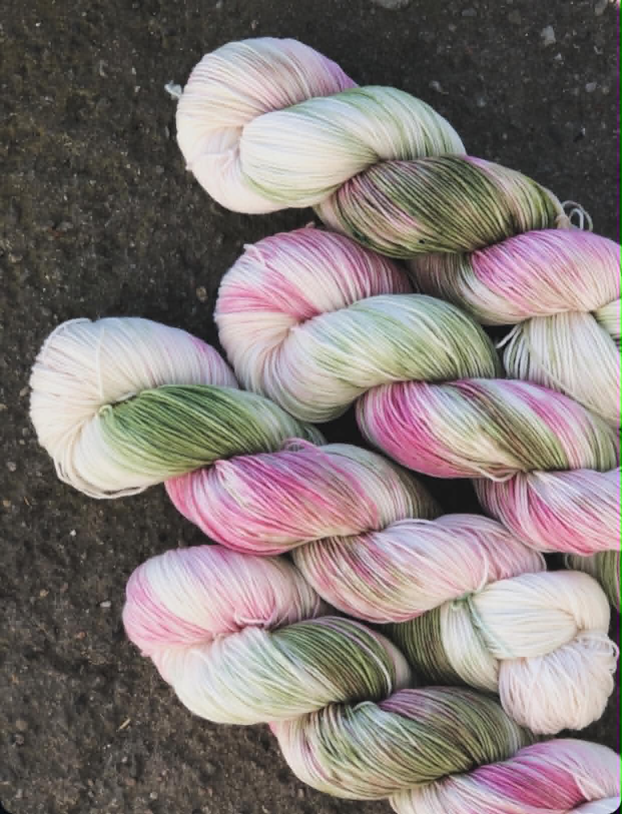 Ravngarn - Sokkegarn / forsterket Merino. Farge: Rose. TILBUD - FAST LAVPRIS - INGEN BYTTERETT.