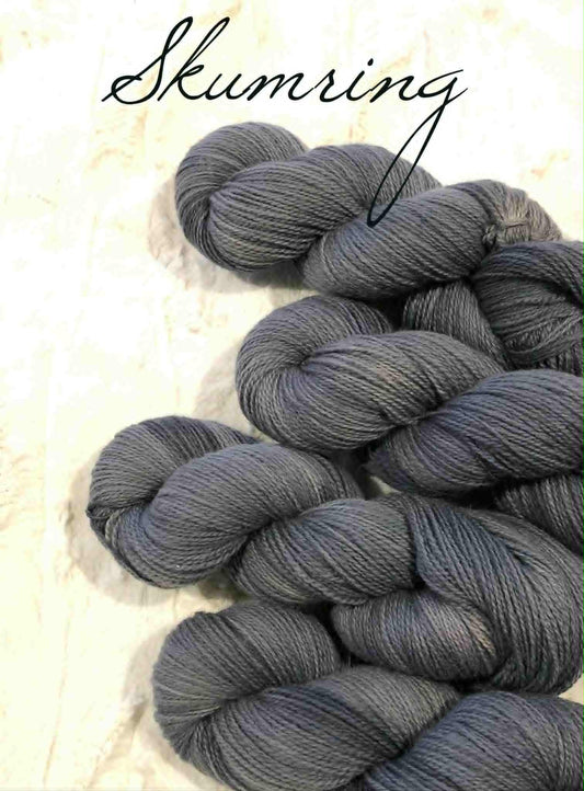 Håndfarget Finull fra Rauma. Farge: Skumring. Gråtoner/melert.
