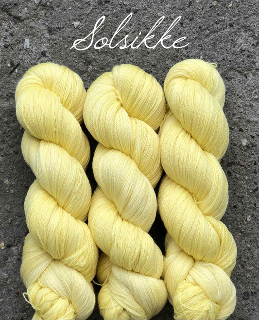 Luksus merino 1200 m. Solsikke. Melert.  100 g : ca 1200 m. Følgetråd.