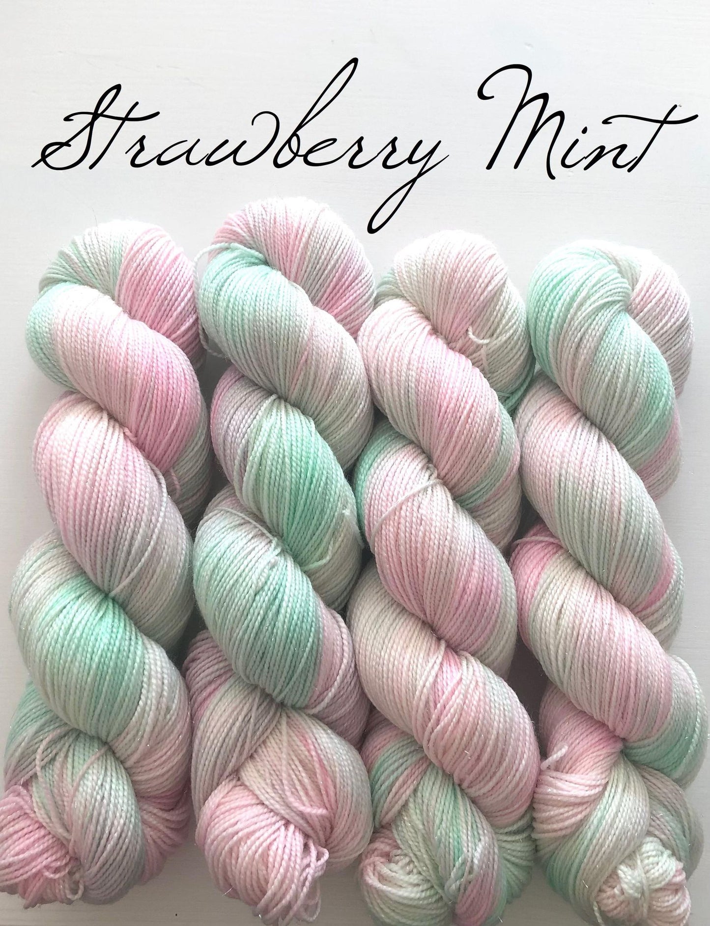 Strawberry Mint - Glitter Merino m/ sølvskimmer - sølvglitter.  100 g: ca 400 m. Pinnestr: 2,5 - 4 mm.