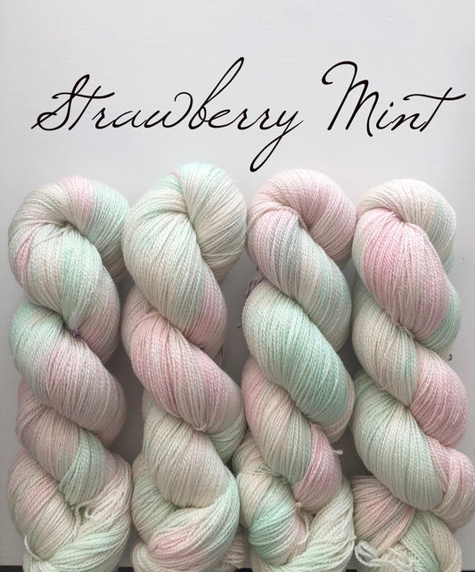 Kvitlammets Luksus merino. Strawberry Mint. 100 g : ca 600 m. Pinnestr: 3 - 4 mm.