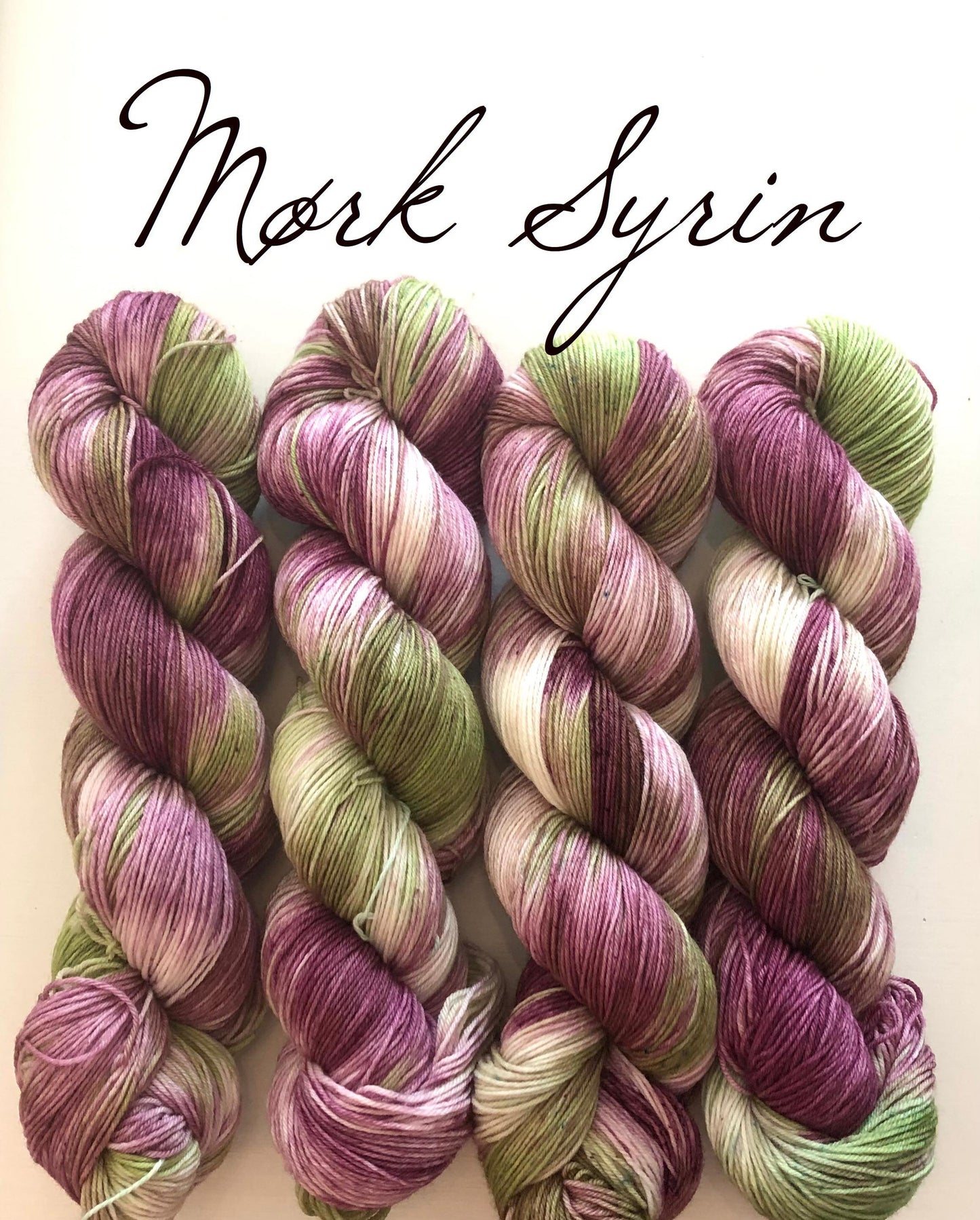 Mørk Syrin. 100 g: ca 420 m. Pinnestr: 2,5 - 4 mm.