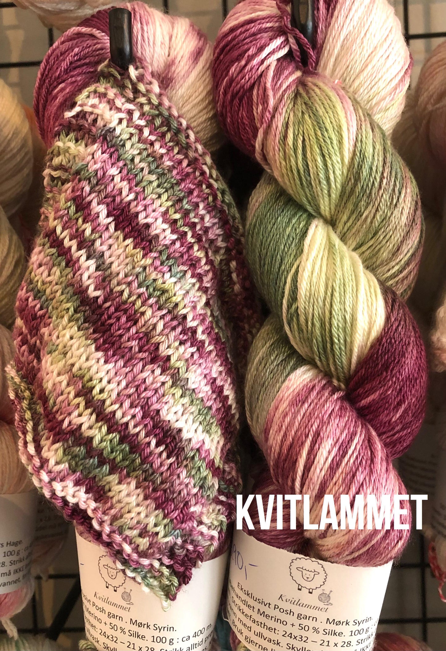 Eksklusivt Posh garn. Mørk Syrin. 100 g: ca 400 m. Ubehandlet 50 % merino ull + 50 % silke.