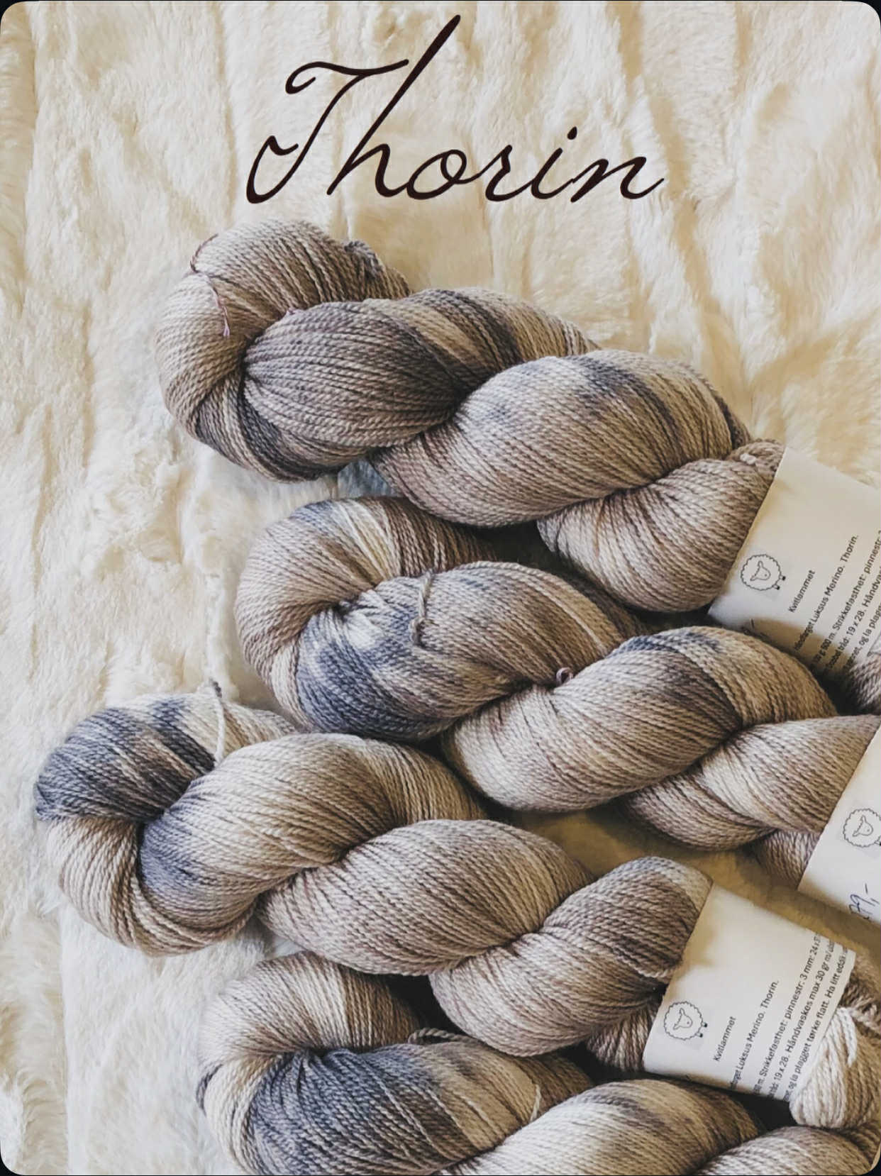 Kvitlammets Luksus merino. Thorin. 100 g : ca 600 m.