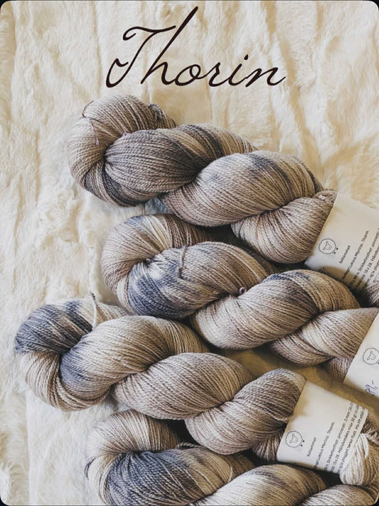 Kvitlammets Luksus merino. Thorin. 100 g : ca 600 m.
