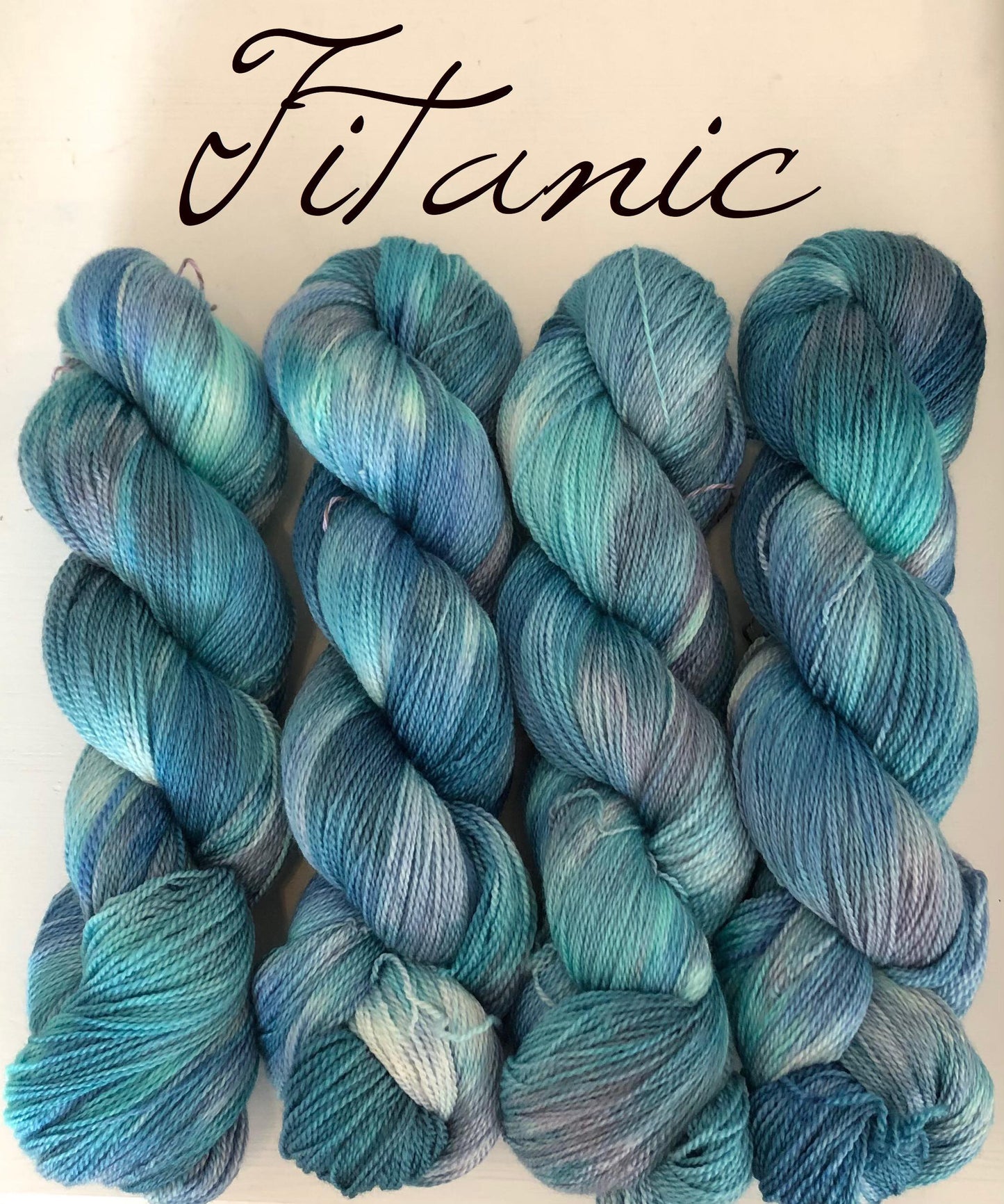 Kvitlammets Luksus merino. Titanic. 100 g : ca 600 m. Pinnestr: 3 - 4 mm.