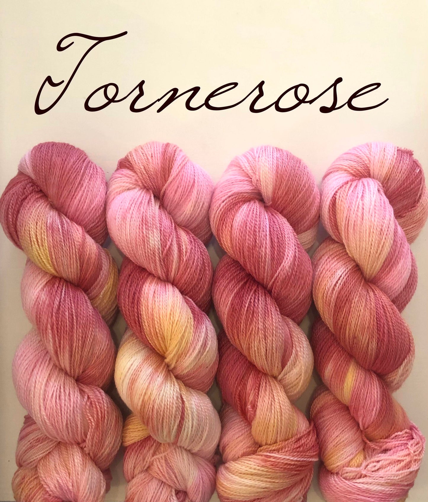 Kvitlammets Luksus merino. Tornerose. 100 g : ca 600 m. Pinnestr: 3 - 4 mm.