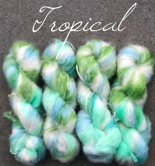 Tropical. Fat Mohair, ubehandlet. Ved kjøp av 4 hesper, får du med oppskriften til My Cozy Cardigan.