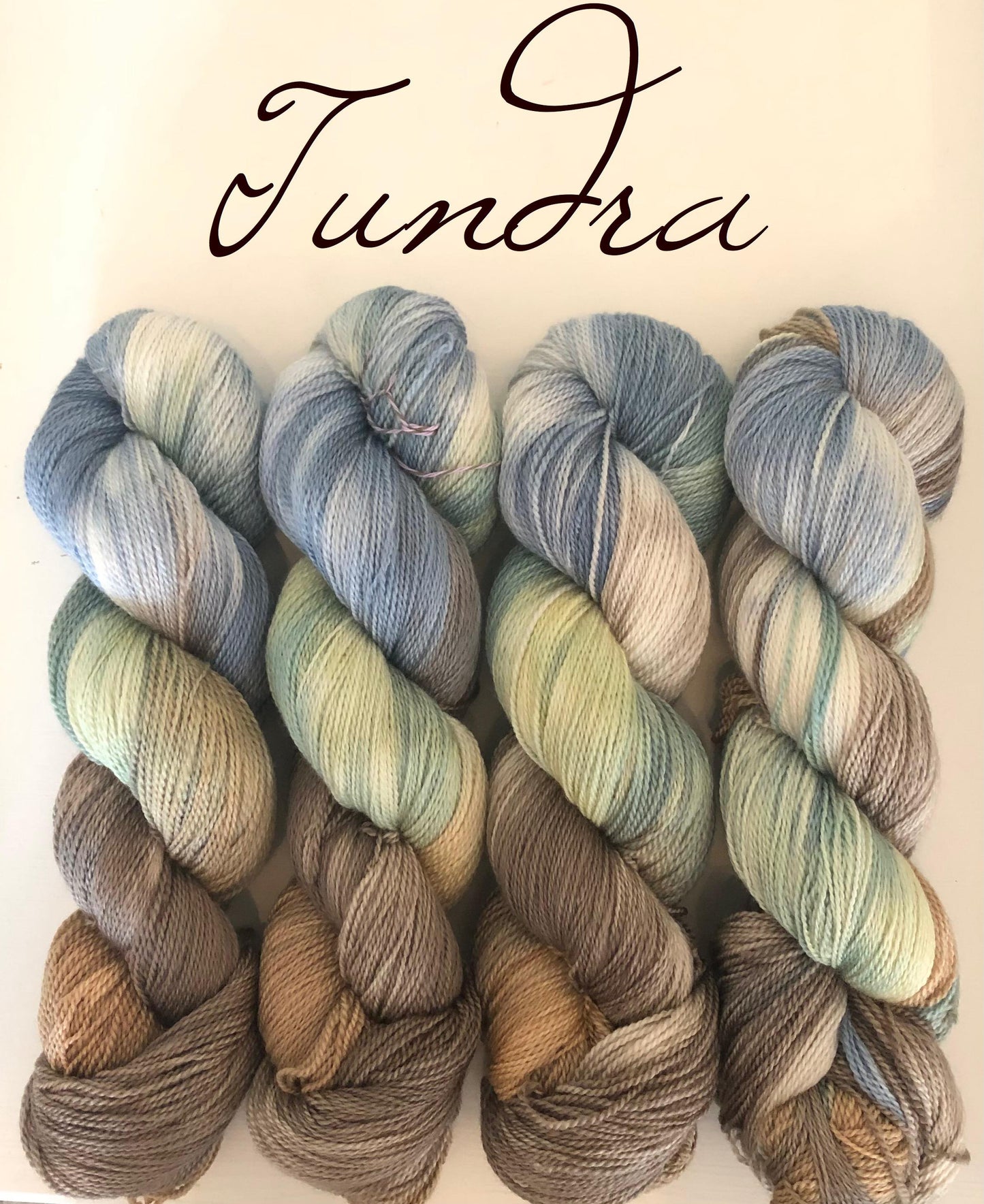 Kvitlammets Luksus merino. Tundra. 100 g : ca 600 m. Pinnestr: 3 - 4 mm.